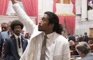 O representante de Tenasi foi restaurado após a expulsão em protestos de controle de armas