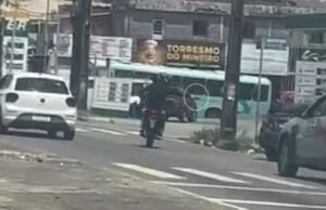 VÍDEO: A polícia penal jogou um veículo durante a luta no trânsito e ele foi preso em Fortaliza