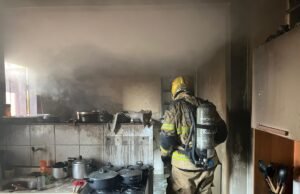 Os bombeiros controlam o fogo em Manhuuwu em casa e no carro