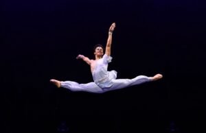 21 -Eyer -Eyarold coreógrafo brasileiro fica em um festival e contratou organizações internacionais