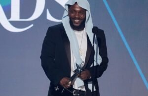 ‘SNL’ ganha grande para a temporada 50 em AMMIES de artes criativas. Obama, Kimmel e Lamar também tomam troféus