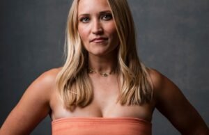 A ator Emily Ocement é solteira porque seu divórcio do compositor Jack Farina é oficial