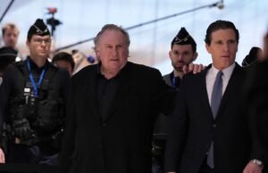 Gerard Depardieu para enfrentar julgamento em Paris por alegações de estupro e agressão sexual