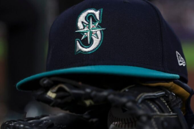 2704651-seattle-mariners-hat.jpg