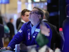 As ações dos EUA sofrem uma forte reversão à medida que a recuperação pós-lucro da Nvidia estagna, levantando preocupações sobre um retorno à bolha de IA