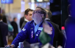 As ações dos EUA sofrem uma forte reversão à medida que a recuperação pós-lucro da Nvidia estagna, levantando preocupações sobre um retorno à bolha de IA