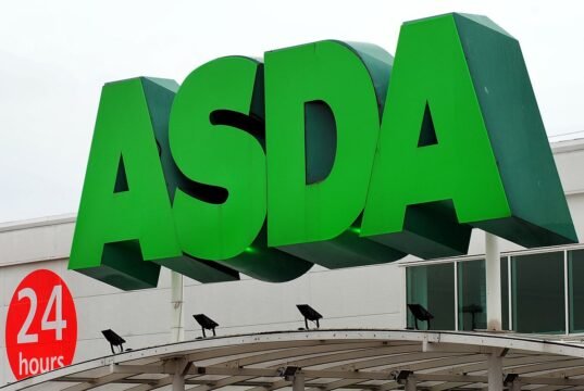 Asda fecha venda em loja por £ 568 milhões para reforçar as finanças