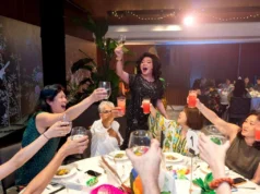 Crítica de teatro: um caso extrovertido em uma festa de divórcio