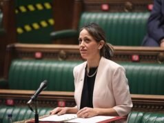 Carta branca para os viciados em televisão: O governo nega aos requerentes desempregados o benefício de passar 35 horas por semana à procura de emprego, dizendo que isso daria às pessoas desempregadas “melhores opções no seu caminho”.