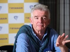 O chefe da Ryanair chama os passageiros aéreos que não fazem check-in online de ‘idiotas’ enquanto a companhia aérea de baixo custo descarta passagens em papel