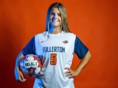 Jogador de futebol universitário morre após acidente de scooter que o deixou na UTI por seis semanas