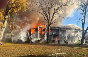 Hotel histórico do sul com varandas clássicas, listado no Registro Nacional de Locais Históricos, é completamente destruído por um grande incêndio