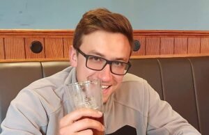 Um jardineiro de 23 anos morreu quando o cortador de grama que dirigia caiu sobre ele em seu último dia de trabalho.