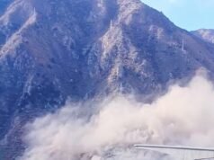 Momento horrível: a nova ponte de 2.500 pés da China desaba no rio poucas semanas após a inauguração