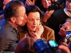 A verdade por trás da foto de Andrew Cuomo agarrando e beijando uma advogada, que foi ridicularizada