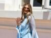 Delta Goodrem faz uma grande chegada ao hotspot de Sydney enquanto sai para almoçar em um vestido decotado – e seu motorista pega uma carona