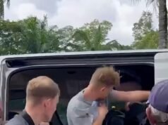 Momento em que Brit dá um soco em um homem do Oriente Médio que ‘colocou os pés descalços no encosto de cabeça durante uma viagem de ônibus e ficou furioso quando solicitado a derrubá-los’