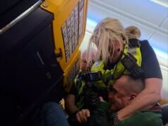 Um britânico ‘bêbado’ foi assediado pela polícia depois de se recusar a embarcar em um voo da Ryanair com destino a Bristol durante o pouso.
