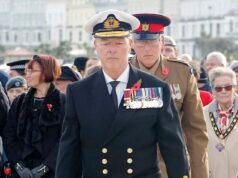 Ministério da Defesa inicia investigação sobre almirante ‘falso’ que usou medalha rara suspeita no evento Remembrance Sunday