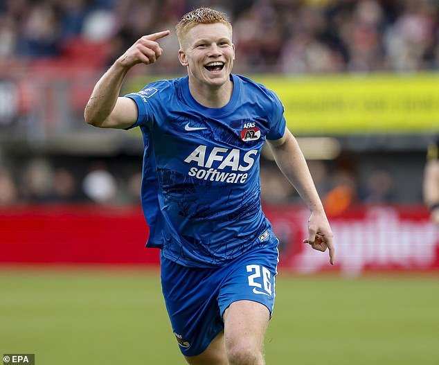 103847557-15287483-AZ_Alkmaar_s_Kees_Smit_celebrates_a_goal_during_the_Eredivisie_m-m-32_1763034339880.jpg
