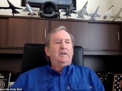 O melhor piloto de caça quebra 45 anos de silêncio para revelar o bombástico encontro de OVNIs com ‘naves triangulares de 50 pés’ na base nuclear