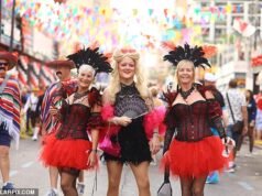 Milhares de britânicos lotam as ruas de Benidorm para o famoso desfile de fantasias da cidade espanhola