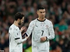 Cristiano Ronaldo vê o vermelho: estrela de Portugal expulsa por dar uma cotovelada no adversário da Irlanda antes de dar uma reação sarcástica à decisão – e ele pode perder a partida de abertura da Copa do Mundo do país