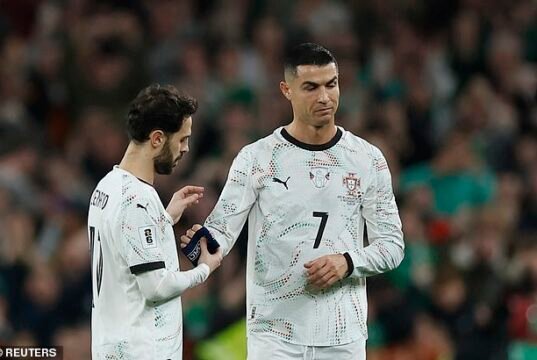Cristiano Ronaldo vê o vermelho: estrela de Portugal expulsa por dar uma cotovelada no adversário da Irlanda antes de dar uma reação sarcástica à decisão – e ele pode perder a partida de abertura da Copa do Mundo do país