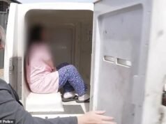 Mulher é presa de pijama depois que sua sogra de 84 anos foi encontrada morta em sua casa