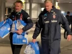 Erling Holland é um queijo grande! O atacante do Man City foi visto recebendo um pedido de 70 cheeseburgers para as estrelas norueguesas depois de levar seu país mais perto da Copa do Mundo com dois gols na vitória sobre a Estônia.