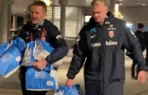 Erling Holland é um queijo grande! O atacante do Man City foi visto recebendo um pedido de 70 cheeseburgers para as estrelas norueguesas depois de levar seu país mais perto da Copa do Mundo com dois gols na vitória sobre a Estônia.