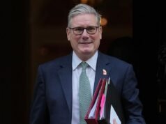 Keir Starmer inocentou seu chefe de gabinete por causa de um briefing ‘tóxico’ que classificou seus próprios parlamentares de ‘selvagens’, à medida que crescem os apelos para que ele seja demitido.