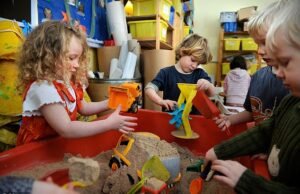 A saga da areia de amianto se aprofunda à medida que mais de uma dúzia de escolas são fechadas devido ao medo de que as crianças tenham sido expostas à fibra mortal