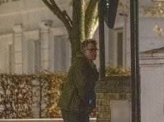 O demitido Lord Mandelson foi pego relaxando contra o muro do jardim depois de uma visita noturna à casa de George Osborne em Notting Hill