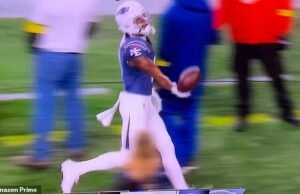 Stefon Diggs chama líder de torcida para bater um papo depois que namorada Cardi B anuncia nascimento de seu bebê