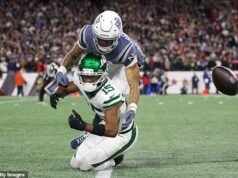 Fãs do Furious Jets criticam o novo recebedor Adonai Mitchell após erros chocantes na estreia contra o Patriots