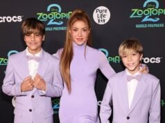 Shakira combina de roxo com seus filhos Milan, 12, e Sasha, 10, para uma rara aparição no tapete vermelho na estreia de Zootopia 2