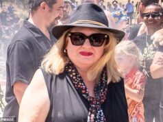 A Ministra da Mulher de Victoria alega que jogadores de futebol a molestaram enquanto ela trabalhava como garçonete