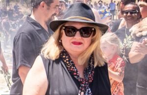 A Ministra da Mulher de Victoria alega que jogadores de futebol a molestaram enquanto ela trabalhava como garçonete