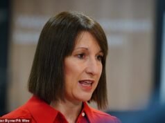 Os custos dos empréstimos da Grã-Bretanha subiram e a libra caiu enquanto os trabalhistas descartavam o aumento do imposto sobre o rendimento.