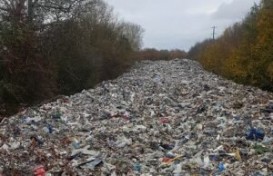 A ‘maior ponta de mosca’ da Grã-Bretanha é uma enorme montanha de resíduos de 500 pés de altura – enquanto ativistas condenam a ‘catástrofe ambiental’