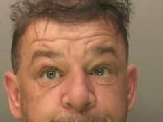 A polícia lançou uma busca por outro prisioneiro depois que ele foi acidentalmente autorizado a sair da prisão enquanto aguardava julgamento