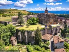 Joia desconhecida com belas ruas e sem multidões coroou a vila favorita da França em 2025