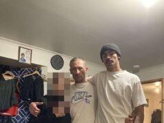 Pai e filho teriam sido esfaqueados até a morte em cenas de terror na festa de aniversário de uma criança. Agora, sua devastada família viu sua raiva transbordar em uma atualização dramática de que ninguém foi levado à justiça por sua morte.