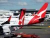 O caos irrompe em um avião da Qantas no meio do voo depois que um passageiro ‘perturbador’ é parado e removido