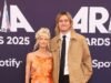 Depois de roubar os holofotes no tapete vermelho da Medalha Brownlow, Di Salmin, namorada do capitão do Collingwood, Darcy Moore, estrela da ABC, usou outra roupa atraente para os ARIAs.