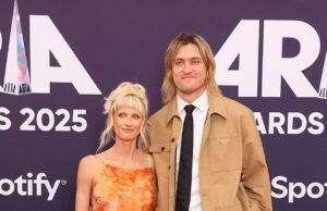 Depois de roubar os holofotes no tapete vermelho da Medalha Brownlow, Di Salmin, namorada do capitão do Collingwood, Darcy Moore, estrela da ABC, usou outra roupa atraente para os ARIAs.