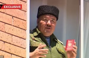 ‘Cossaco Australiano’, o activista pró-Putin escondido na embaixada russa, expressou uma raiva extraordinária contra os seus próprios patronos, dizendo: ‘Faz um dia que não me sinto bem-vindo neste edifício’