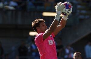 Jogador de futebol australiano revela ter pneus de carro cortados e bombardeados com moedas por alguns dos torcedores mais cruéis do mundo