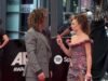 problemas no Paraíso? Assista ao momento tenso que Abbie Chatfield parece repreender seu namorado rockstar Adam Hyde no tapete vermelho do ARIA Awards – antes que o clima mude instantaneamente